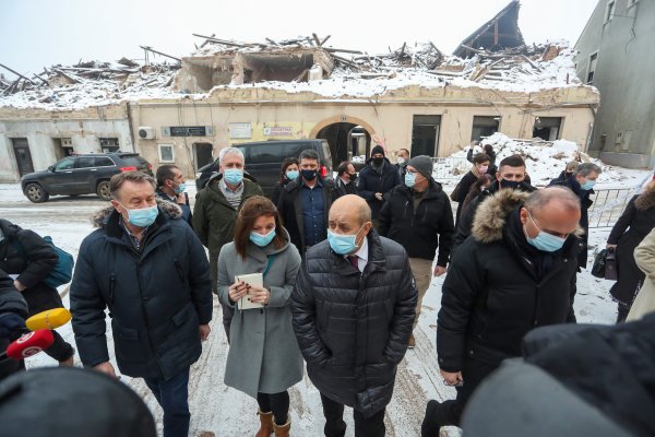 Ministar Gordan Grlić Radman i francuski ministar Jean-Yves Le Drian obišli centar Petrinje