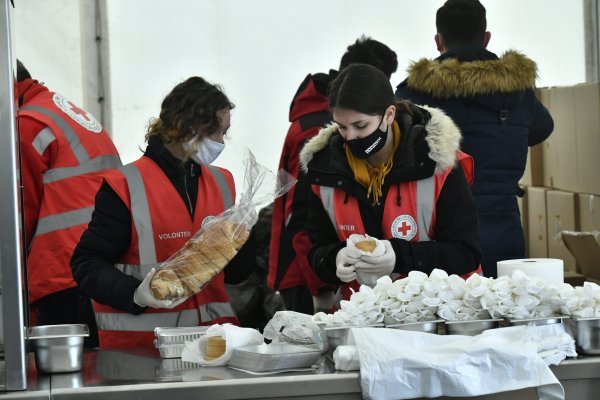 Pripremanje i podjela hrane u Petrinji iz kuhinje državne tvrtke Pleter
