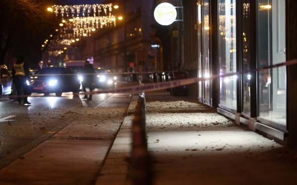Policija i vatrogasci na terenu nakon što se dio fasade urušio u Hebrangovoj ulici