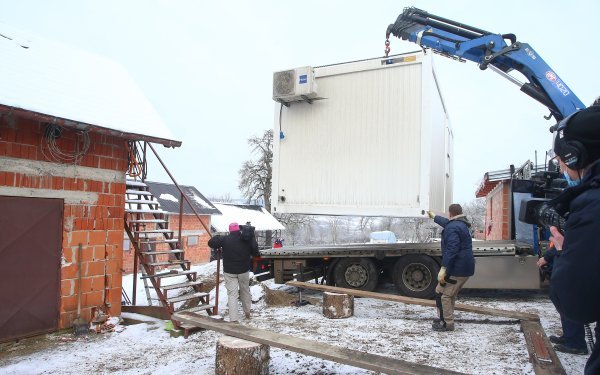 Obitelj Likević nakon potresa dobila mobilnu kućicu od Caritasa
