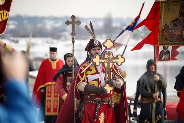Tradicionalno plivanje za 'časni krst' na Bogojavljenje u Beogradu