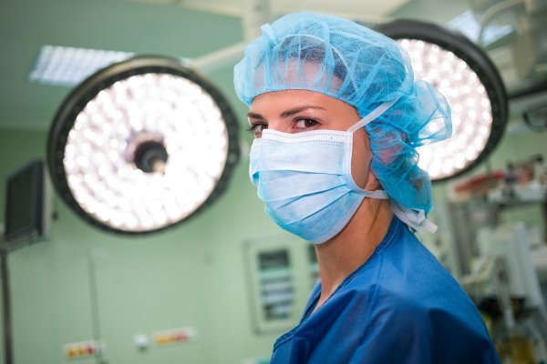 Kirurške maske sprečavaju širenje kapljica iz izdahnutog zraka na pacijenta ili drugu osobu