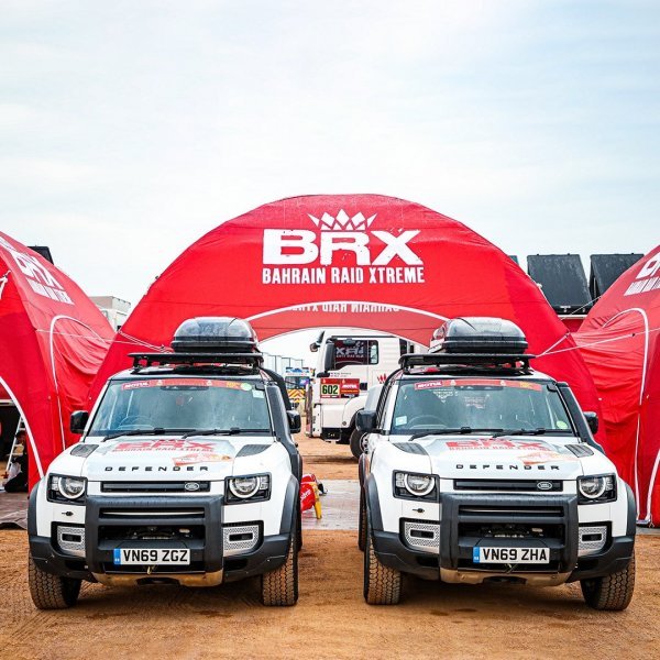 Land Roverov terenac je prihvatio ultimativni off-road izazov s dva Defendera 110, vozila za podršku namijenjenim reliju Dakar 2021