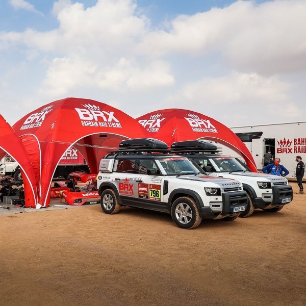 Land Roverov terenac prihvatio je ultimativni off-road izazov s dva Defendera 110, vozila za podršku na reliju Dakar 2021