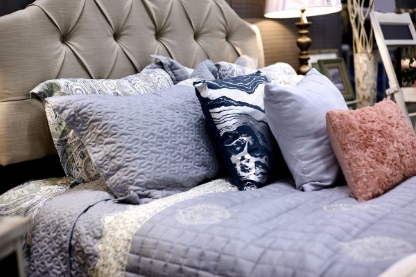 Ukrasni jastuci i prekrivači kreveta mogu biti puni prašine i peruti kućnih ljubimaca koji izazivaju alergijske reakcije