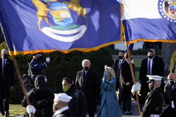 Joe i Jill Biden pred zatvorenim vratima Bijele kuće