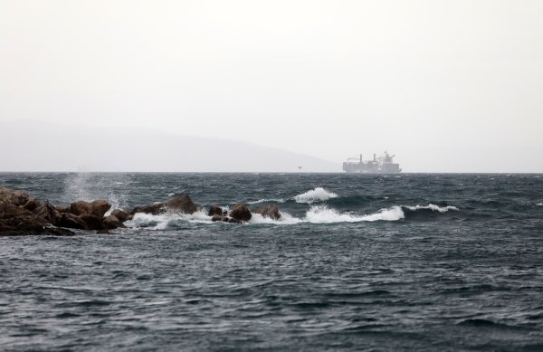Jugo i valovi na moru pred riječkom lukom