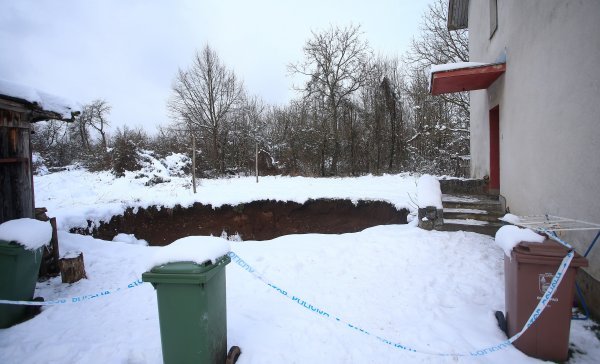 Rupa pored obiteljske kuće u Mečenčanima