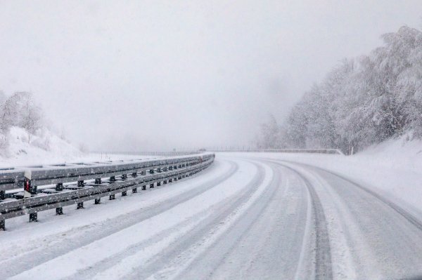 Gusti snijeg i poledica oteževaju prometovanje na autocesti A6 Zagreb - Rijeka