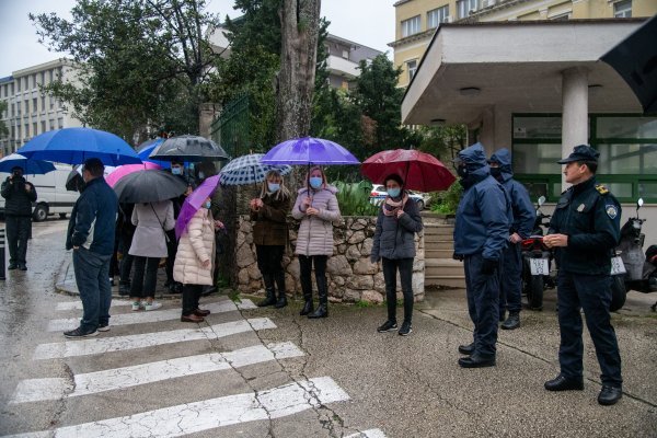 Prosvjed za policijskog načelnika optuženog za seksualno uznemiravanje kolegica