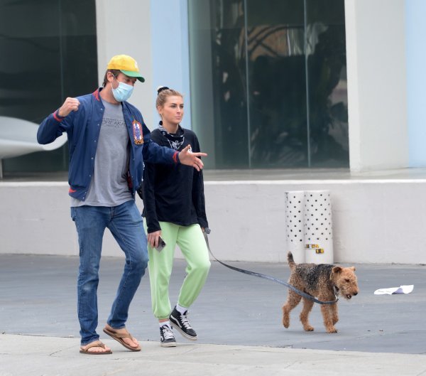 Armie Hommer u šetnji s modelom Paige Lorenze