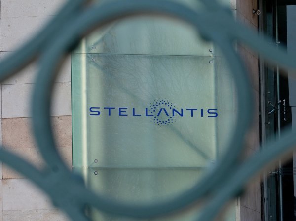 Natpis Stellantis na FCA pogonu Mirafiori u Torinu