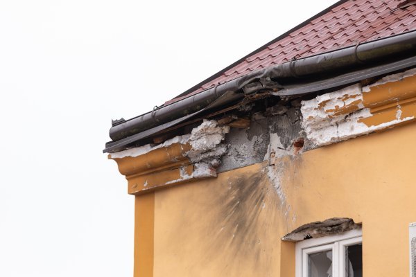 Očevid na zgradi na koju je ispaljen projektil iz 'zolje' u Zlataru