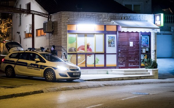 Policija ispred kuće Branka Kolopera u četvrti Vidici