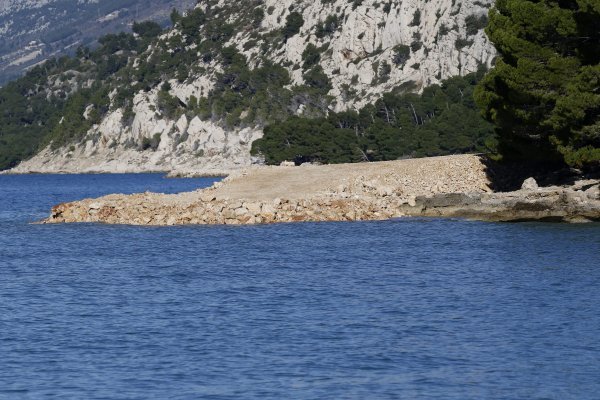 Nasipanje plaže ispred hotela Romana na makarskom predjelu Biloševac