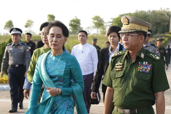 Aung San Suu Kyi i Min Aung Hlaing 2016. u Mjanmaru