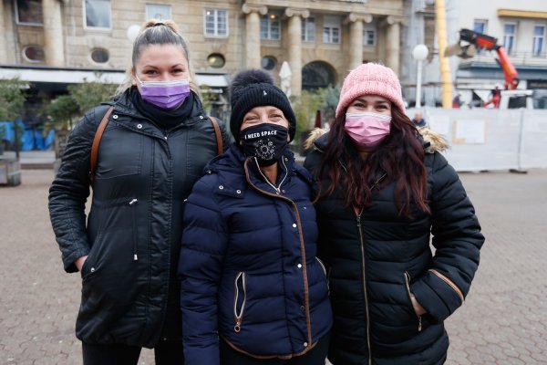 Vesna Šprem (u sredini) s kolegicama