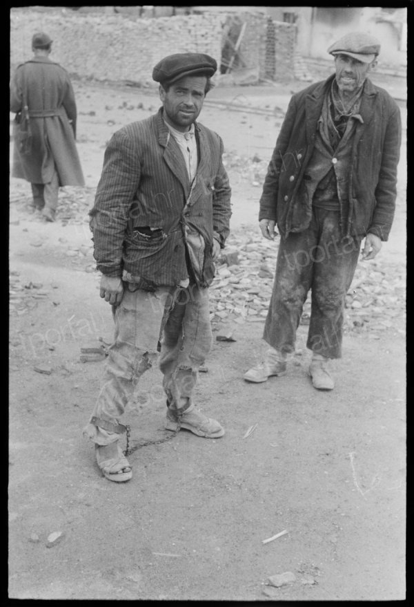 Dvojica preživjelih logoraša, lijevi još uvijek nosi lance na nogama