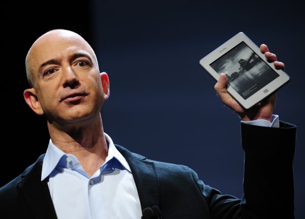 Jeff Bezos i njegov Amazon Kindle, uređaj koji cijelu knjižaru sažima u dlanovnik