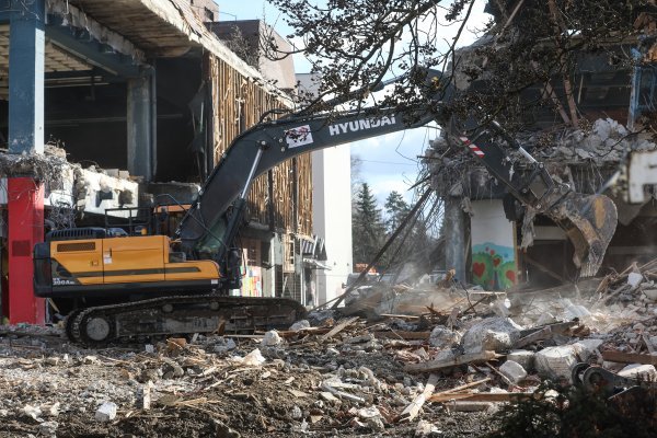 U tijeku je rušenje robne kuće Petrinjka u centru Petrinje
