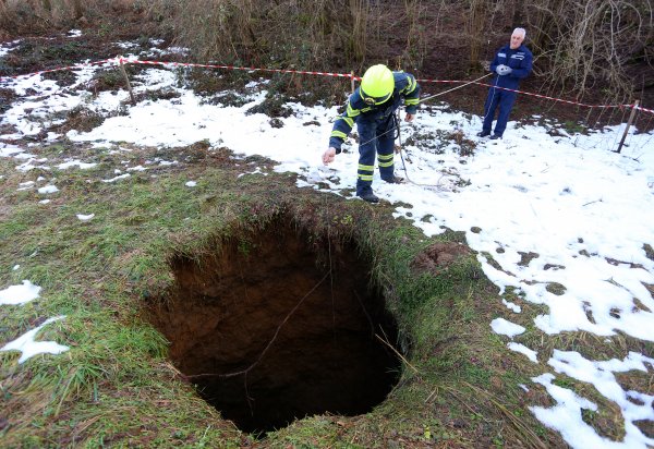 U mjestu Bukovlje u Općini Generalski Stol mještani su pronašli rupu u zemlji udaljenu stotinjak metara od svojih kuća