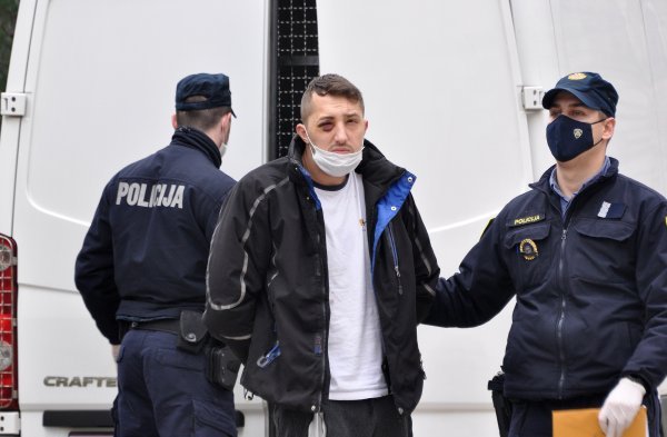 Uhićeni nasilnik koji je zatočio žensku osobu, te se sukobio s policajcima