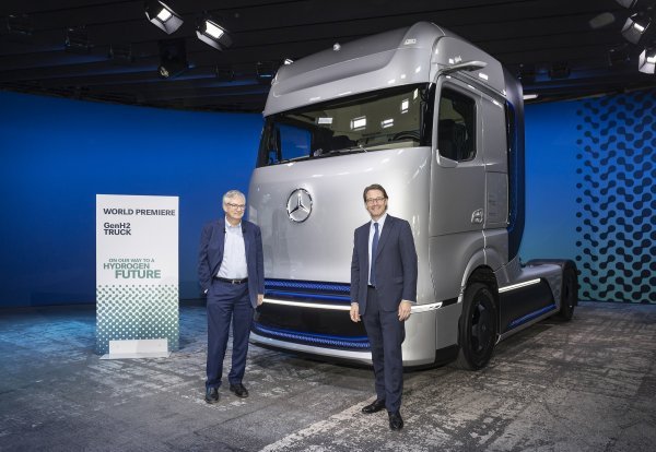 Mercedes-Benz GenH2 Truck - Martin Daum, predsjednik uprave Daimler Truck AG-a i član uprave Daimler AG-a, te Andreas Scheuer, savezni ministar prometa i digitalne infrastrukture Njemačke (desno)