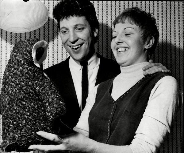 Tom Jones, Linda Jones