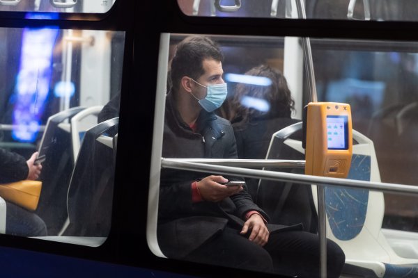 Zagreb: Građani u tramvajima nose maske