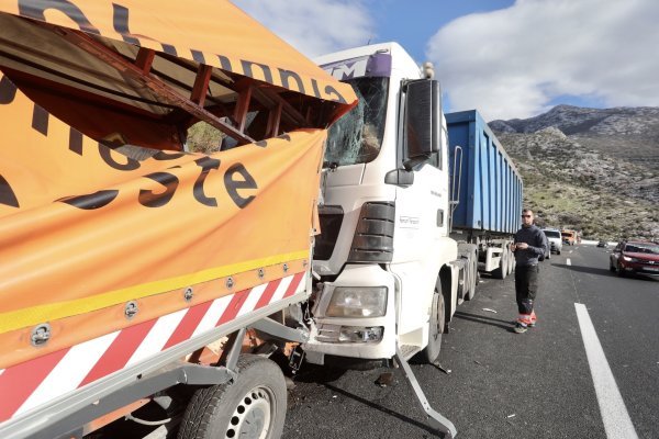 Na brzoj cesti Solin-Klis tegljač se zabio u vozilo opodnje ceste
