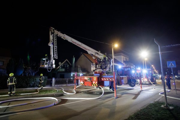 Vatrogasci gase požar na obiteljskoj kući na Samoborskoj cesti