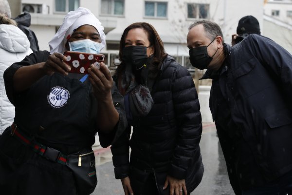 Kamala Harris i Doug Emhoff u posjetu Veteranskoj bolnici