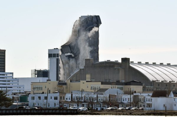 Srušen Trump Plaza u Atlantic Cityju
