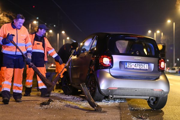 Smartom se zabio u tramvajsku stanicu u Vukovarskoj
