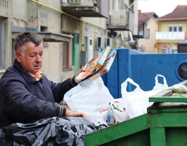 Dva puta dnevno, ujuto i navečer, po kiši i snijegu Zdravko obiđe stotinu virovitičkih kontejnera za smeće