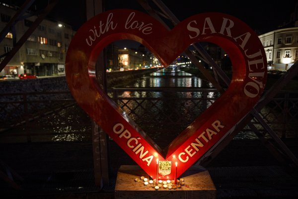 Sarajlije se paljenjem svijeća opraštaju od Đorđa Balaševića