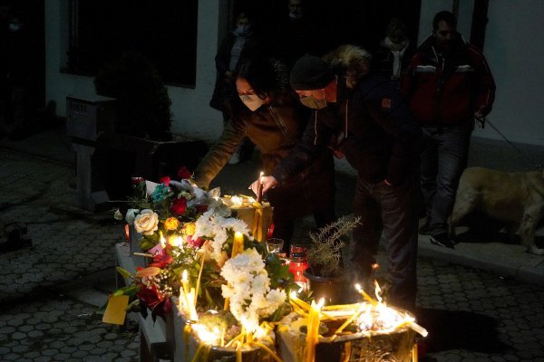 Ispred Balaševićeve kuće građani pale svijeće i ostavljaju cvijeće