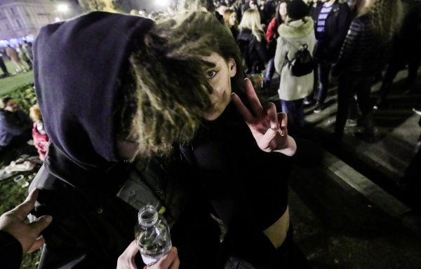 Tulum ispred HNK, stotine mladih bez maske i distance