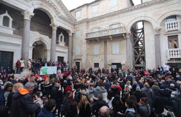 Splićani odali počast Balaševiću pjevajući njegove pjesme na Peristilu