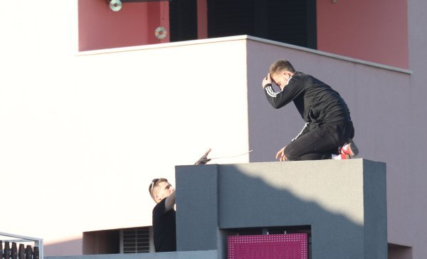 Mladić prijeti da će se baciti sa zgrade u Vodicama