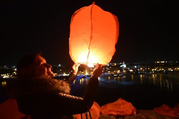 Novosađani se opraštaju od Đorđa Balaševića i puštaju lampione