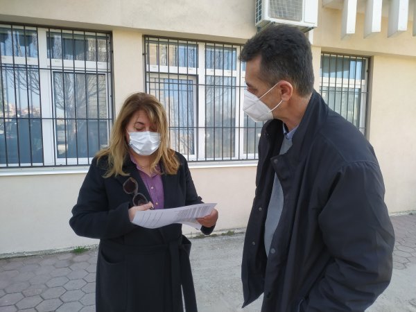 Željka Karin i Marko Rađa uspoređuju podatke i provjeravaju broj potrošenih doza