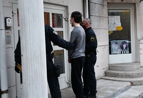 Privođenje 21-godišnjaka kojeg se sumnjiči za ubojstvo oca