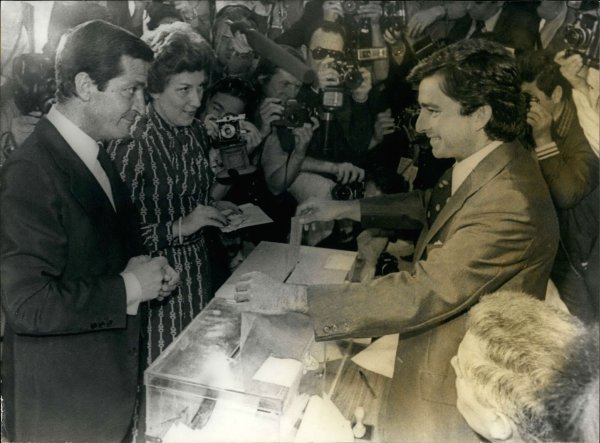 Španjolski premijer Adolfo Suarez sa suprugom na glasanju 17. lipnja 1977.