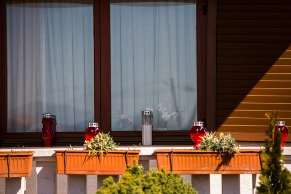 Pred rodnom kućom Milana Bandića upaljeni su lampioni i izvješena je crna zastava