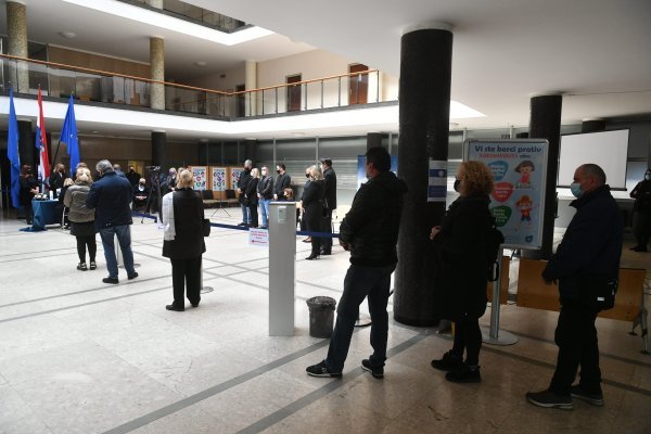 U Gradskoj upravi otvorena je knjiga žalosti povodom smrti gradonačelnika