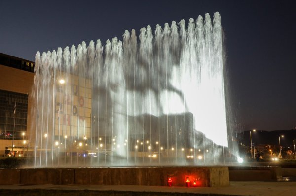 Fontane u Ulici Hrvatske bratske zajednice svijetle u čast gradonačelnika Milana Bandića