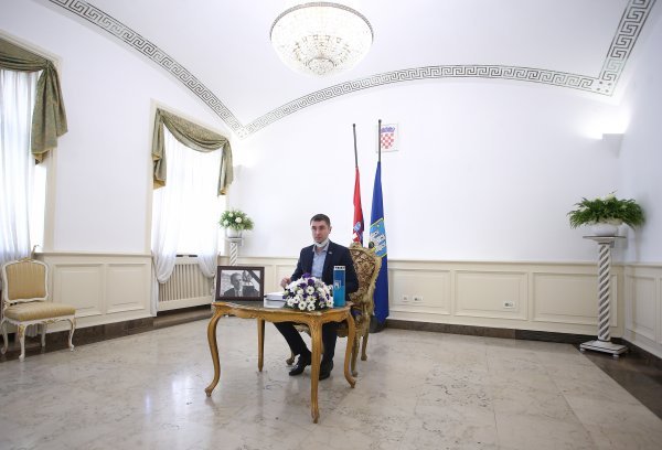 Zagreb: Kandidat HDZ-a za gradonačelnika Davor Filipović upisao se u Knjigu žalosti
