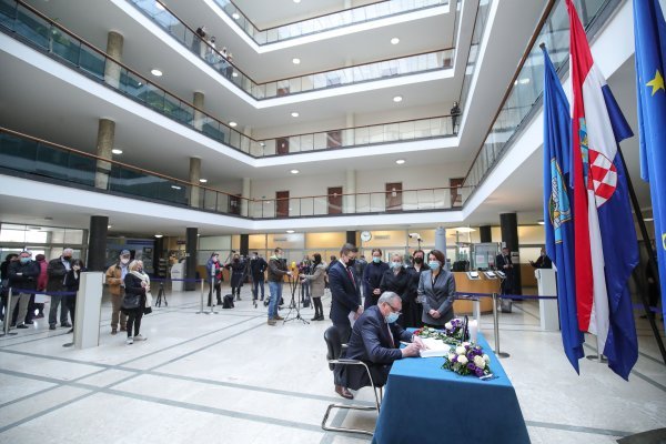 Zagreb: Ruski veleposlanik Andrej Nesterenko upisao se u Knjigu žalosti za Milana Bandića