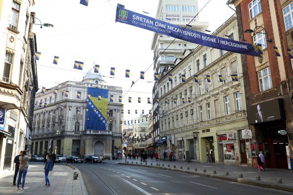 Centar Sarajeva ukrašen zastavama povodom Dana nezavisnosti BIH